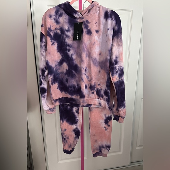 Fashion Nova Jogger Set - Picture 5 of 9